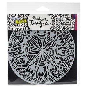 Puede incluir: Una plantilla de 15,24 cm x 15,24 cm con un diseño circular de mandala con detalles intrincados. La plantilla está hecha de plástico transparente y está empaquetada en una bolsa de plástico transparente con el texto "Balzer Designs" y "TCW" impreso en ella.