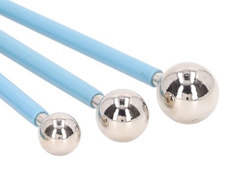 Può includere: Tre strumenti con manici blu e punte sferiche argentate di diverse dimensioni. Gli strumenti sono utilizzati per creare sfere di pasta di zucchero o altri materiali di modellazione di diverse dimensioni.