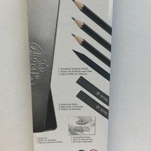 Puede incluir: Un juego de arte de bocetos con una lata de metal, lápices de grafito, palitos de boceto y una goma de borrar maleable. El embalaje incluye texto en inglés, francés y español. El juego contiene 3 lápices de grafito, 2 palitos de boceto.