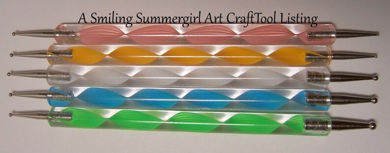 Pu&ograve; includere: Set di cinque strumenti per l'artigianato con manici di diversi colori. Gli strumenti hanno una punta a forma di sfera e sono realizzati in plastica trasparente con un design a spirale. I colori sono rosa, giallo, bianco, blu e verde.