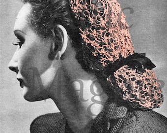 Peut inclure: Une femme portant un pull noir avec une grosse broche ronde en argent. Elle porte un filet à cheveux en crochet rose avec un ruban noir noué à l'arrière.