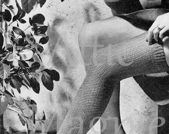 Peut inclure: Une photo en noir et blanc d'une femme portant un bas en tricot jusqu'à la cuisse. Le bas a un motif texturé et est tiré jusqu'à sa cuisse.