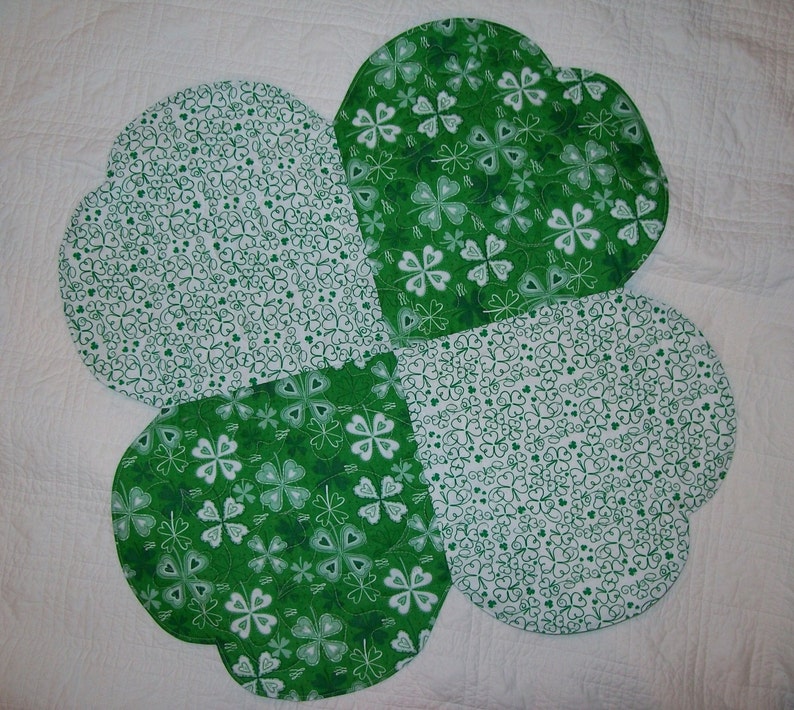 Patrick/'s Day table topper four leaf clover reversible spring table topper St shamrock round quilted table topper green white
