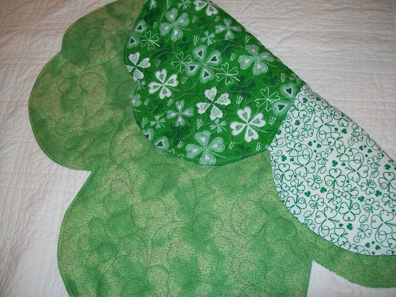 Patrick/'s Day table topper four leaf clover reversible spring table topper St shamrock round quilted table topper green white