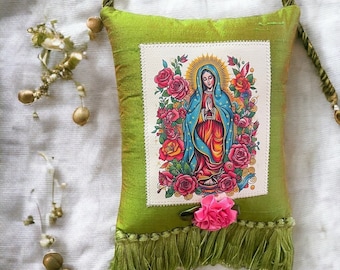 Bolsita colgante perfumada Virgen de Guadalupe en seda verde_Aroma de rosa de lavanda artesanal- Bolsita de almohada perfumada Regalo católico.