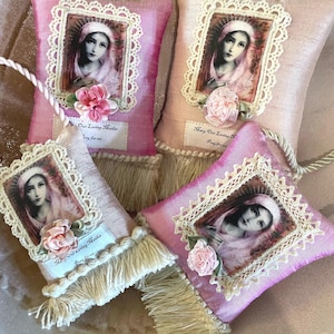 Personalisiertes Lavendel- und Rosen-Seidensäckchen der Seligen Maria, katholisches Devotionalienkissen, antikes religiöses Geschenk im französischen Stil