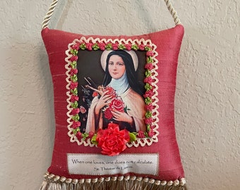 Santa Teresa Pequeña Flor / Almohada de oración fragante botánica / Almohada católica santa / Regalo de bautismo / Hogar católico / regalo católico