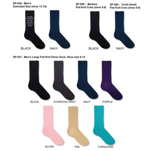 Op de afbeelding: Een selectie sokken in verschillende kleuren en stijlen, waaronder zwart, marineblauw, antraciet, paars, blush, bruin en turquoise. De sokken zijn gerangschikt in rijen, met de kleur en stijl van elke sok eronder aangegeven. De sokken zijn allemaal gemaakt van een zacht, comfortabel materiaal en perfect voor dagelijks gebruik.