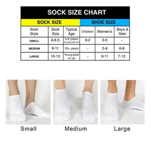 Puede incluir: Tabla de tallas de calcetines con tres pares de calcetines blancos en tallas peque&ntilde;a, mediana y grande. La tabla muestra la talla de calcet&iacute;n, la talla de zapato y la edad t&iacute;pica correspondiente a cada talla.