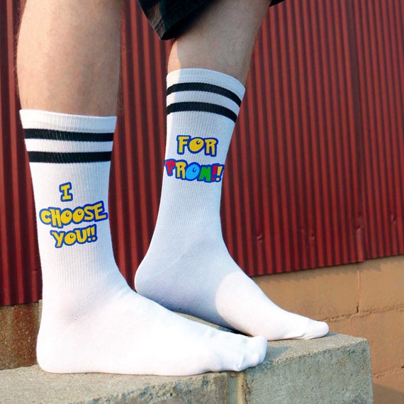  Promposal calcetines de rayas con diseño de anime Prom