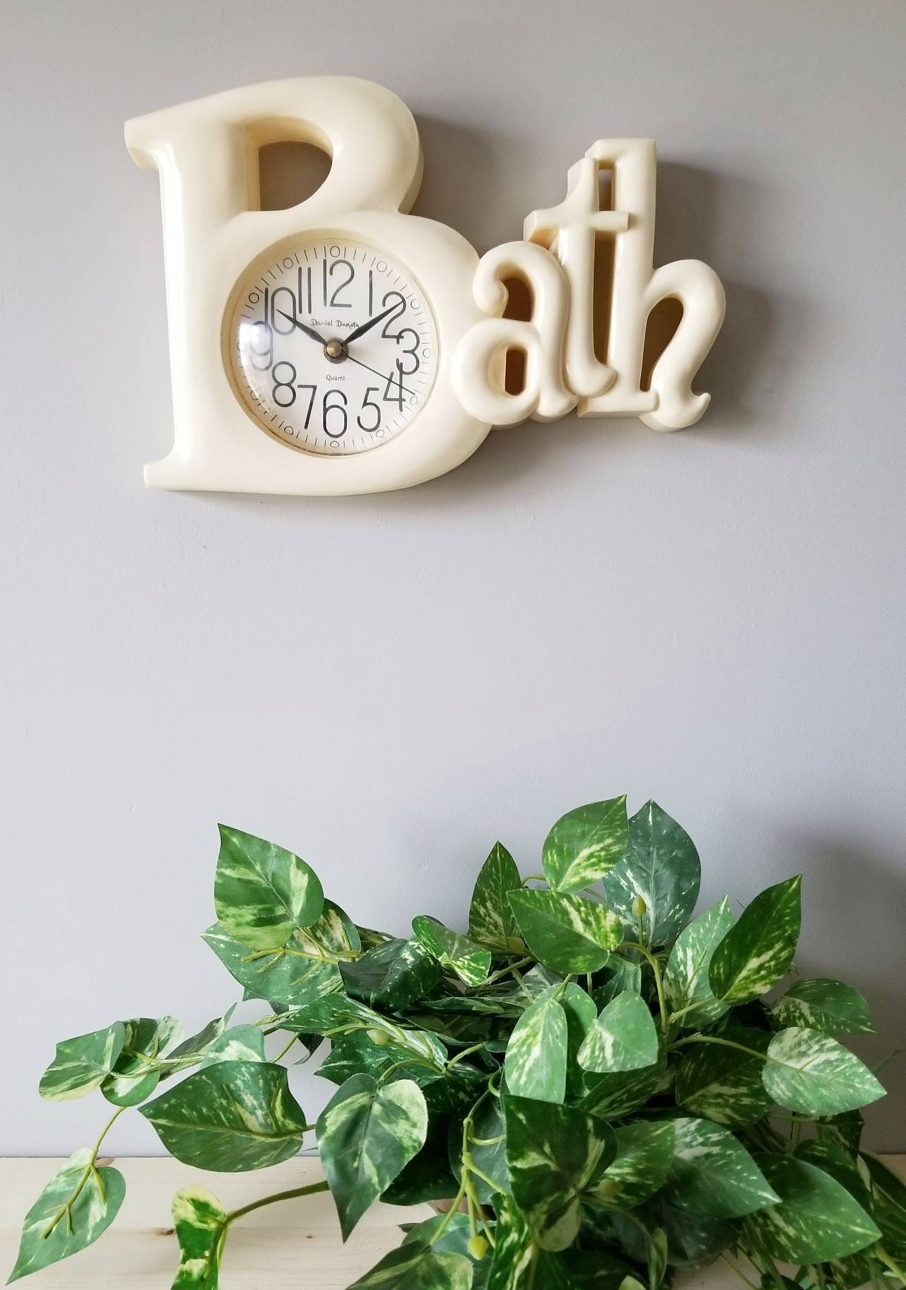 Vintage bath clock by Daniel Dakota eighties clock