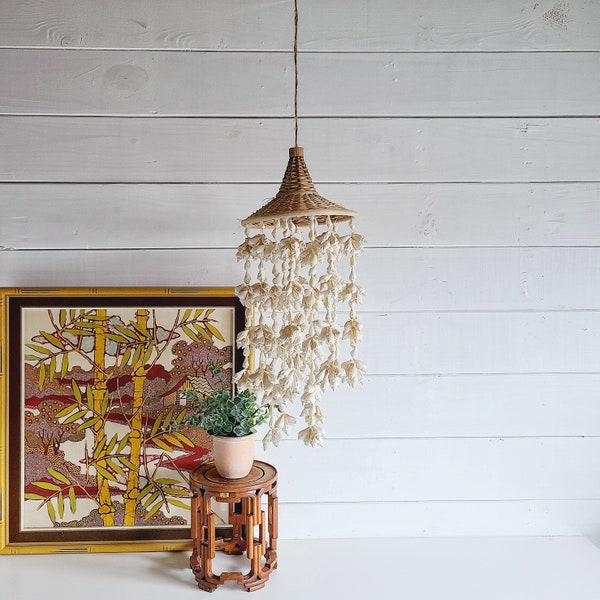 Vintage schelpkroonluchter | mobiel | hangend decor | schelpdecor | stranddecoratie | kaurischelpen |