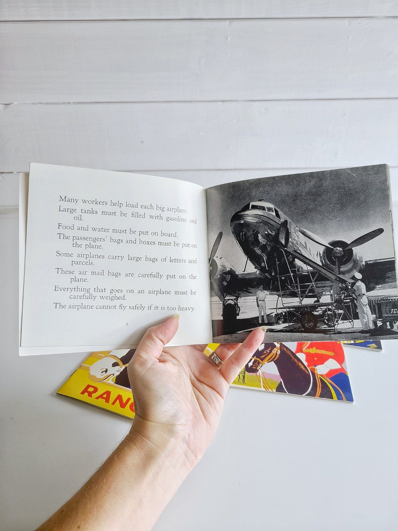 ensemble vintage de 5 livres pour enfants collection de livres de carrière bibliothèque vintage Gendarmerie royale, pilote, éleveur, facteur et agriculteur Canadien par Dent image 6
