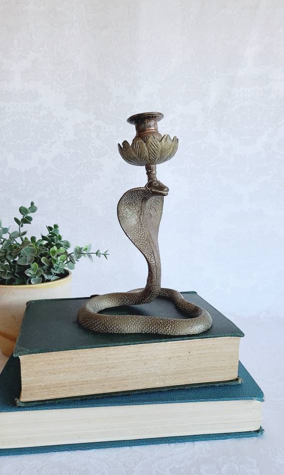 Paire de petits bougeoirs vintage en laiton en forme de serpent cobra