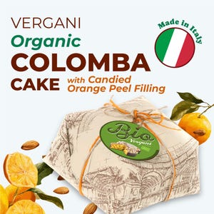 Op de afbeelding: Een verpakte biologische Colomba-cake met gekonfijte sinaasappelschilvulling. De verpakking is vastgebonden met touw en heeft een groen en wit label. De afbeelding bevat sinaasappels, amandelen en de tekst "Made in Italy."