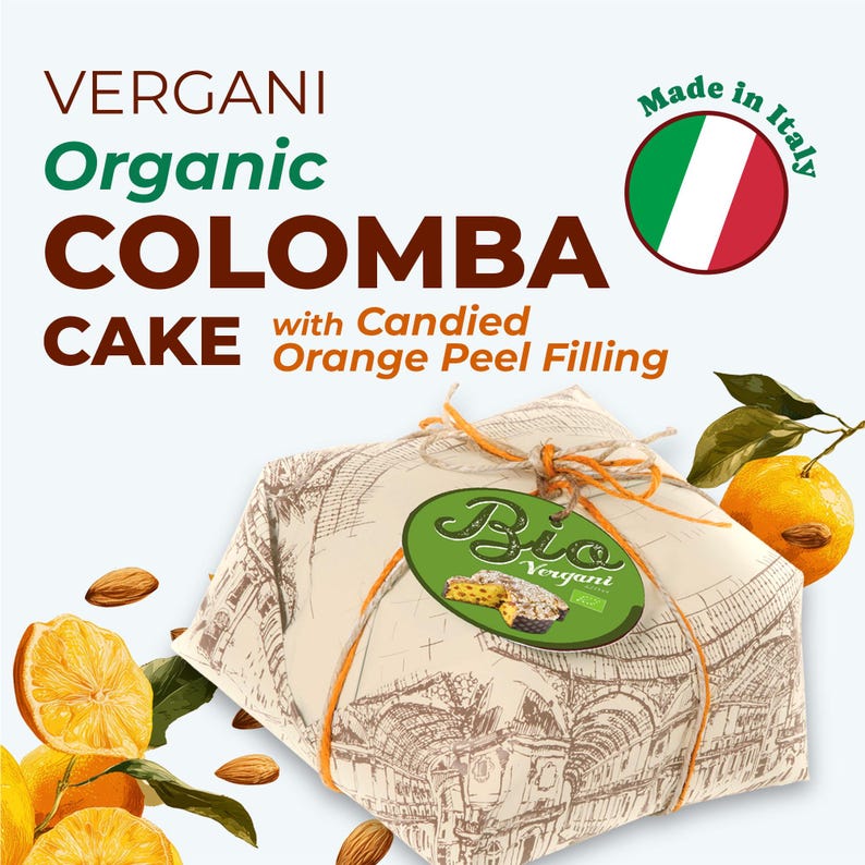 Op de afbeelding: Een verpakte biologische Colomba-cake met gekonfijte sinaasappelschilvulling. De verpakking is vastgebonden met touw en heeft een groen en wit label. De afbeelding bevat sinaasappels, amandelen en de tekst "Made in Italy."