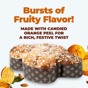 Op de afbeelding: Een close-up van een gebakken cake met een lichtbruine korst, gegarneerd met witte hagelslag en amandelen. De cake zit in een decoratieve papieren vorm. De afbeelding bevat de tekst "Bursts of Fruity Flavor!" en "Made with candied orange peel for a rich, festive twist."