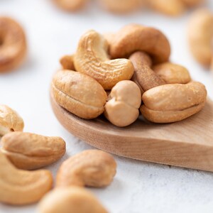 Dry Roasted Whole Cashews with Himalayan Salt — Oven Roasted Lightly Salted Fancy Cashew Nuts, No Oil Added, Vegan, Kosher, Non-GMO Verified bild 4