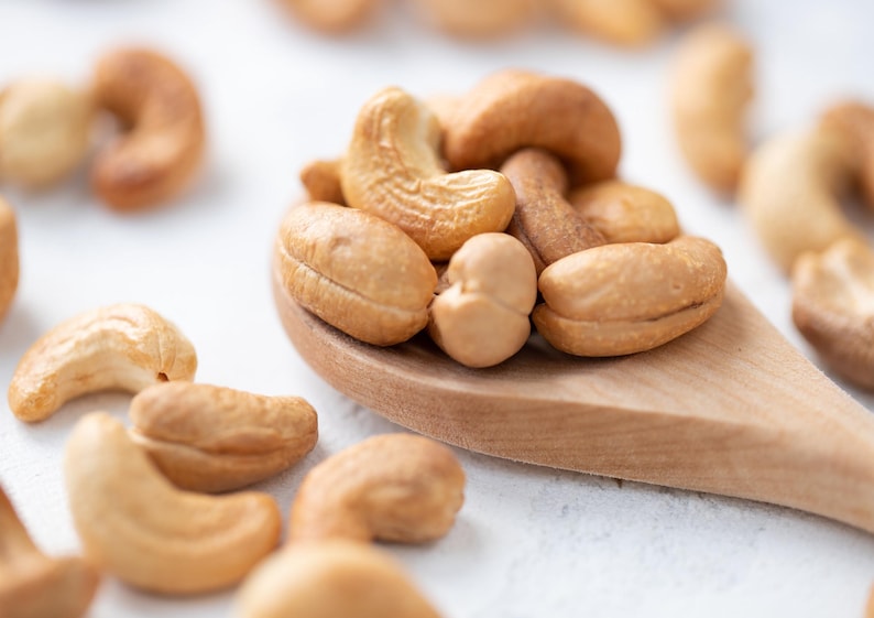 Dry Roasted Whole Cashews with Himalayan Salt — Oven Roasted Lightly Salted Fancy Cashew Nuts, No Oil Added, Vegan, Kosher, Non-GMO Verified bild 4