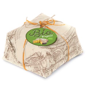 Op de afbeelding: Een vierkant verpakt voedingsmiddel, vastgebonden met oranje touw. Het inpakpapier heeft een gedetailleerd architectonisch ontwerp. Een groen ovaal label met het woord "Bio" en "Vergani" is bevestigd.