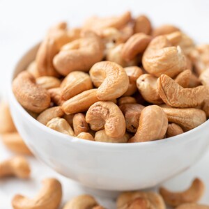 Dry Roasted Whole Cashews with Himalayan Salt — Oven Roasted Lightly Salted Fancy Cashew Nuts, No Oil Added, Vegan, Kosher, Non-GMO Verified bild 5