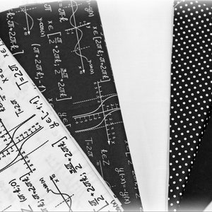 Può includere: Tre pezzi di tessuto con motivi in bianco e nero. Un tessuto ha uno sfondo nero con equazioni matematiche e grafici bianchi. Un altro tessuto ha uno sfondo bianco con equazioni matematiche e grafici neri. Il terzo tessuto ha uno sfondo nero con pois bianchi.