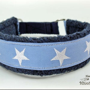 Peut inclure: Un collier pour chien bleu clair avec des étoiles blanches brodées et une doublure en polaire bleu marine. Le collier est fait main par Blondi-Fashion.