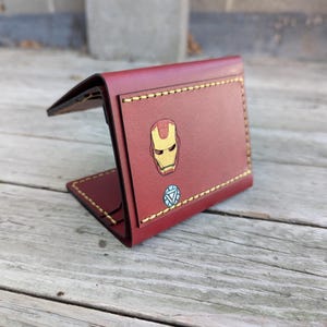 Cartera triple de Iron Man con recorte de casco, hecha a mano en piel flor, personalizada para hombre, en rojo, dorado y amarillo.