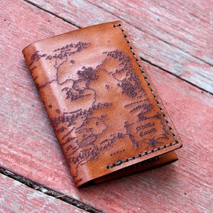 Cartera de cuero con tres pliegues y mapa de la Tierra Media, hecha a mano y grabada, color a elegir, El Hobbit ESDLA, personalizada