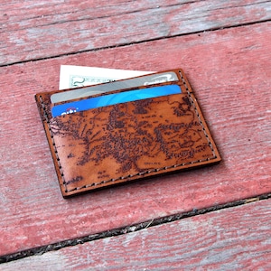 Cartera de cuero con tarjetero y mapa de la Tierra Media (color a elegir) - Cuero grabado a mano - Tolkien