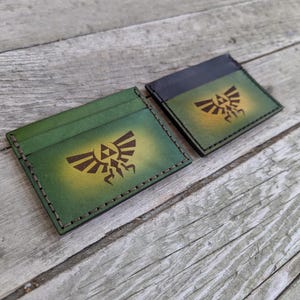 Cartera de cuero con tarjetero y escudo Hylian de Legend of Zelda: cuero grabado a mano - LoZ Triforce