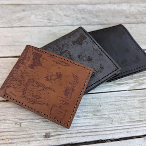 Cartera plegable de cuero con el mapa de la Tierra Media - Cartera de cuero grabada a mano - Elección de colores ESDLA Hobbit - Personalizada