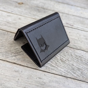 Cartera triple con identificación de murciélago, recorte de máscara, piel de grano completo, hecha a mano, personalizada, para hombre, negra, gris y marrón.