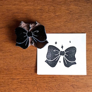 Timbro in gomma con fiocco legato a nastro per la creazione di biglietti d'invito, ornamento con stelle su carta da regalo fatta a mano, effimera scintillante per anniversario