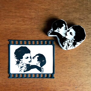 Sello de goma con beso de pareja para diario de amor, diseño de cómic vintage linograbado para diario pop art, imagen romántica para hacer collages