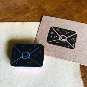 Pequeño sello de goma con forma de sobre mágico para correo postal, luna creciente y estrellas: decoración perfecta para postales, regalo cósmico para amigos por correspondencia
