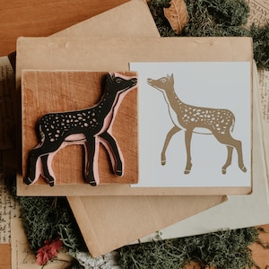 Sello de goma de cervatillo tallado a mano / diseño de otoño / papelería para amantes de los animales salvajes / sello de animales para hacer tarjetas / artesanía del bosque