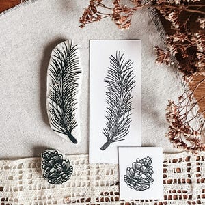 Set di timbri in gomma con pigne e ramoscelli di pino / ornamento con ghirlanda di rami del bosco per incartare i regali / timbro rustico per gli amanti delle meraviglie invernali