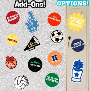 以下が含まれることがあります： 「Locker Magnet Add-Ons!」と「Endless Options!」を含む、様々なデザインとテキストのロッカーマグネットのコレクション。マグネットは、スポーツテーマ、チーム名、「Athlete of the Week!」や「Sectional Champs!」などのフレーズが特徴です。
