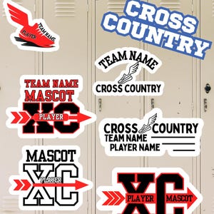 Puede incluir: Un conjunto de imanes para taquillas con temática de campo a través. Los imanes presentan textos como "Cross Country", "Team Name", "Mascot" y "Player". Los imanes son de varios colores, incluyendo rojo, negro y blanco.