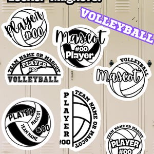 Pode incluir: Uma coleção de ímanes de cacifo com tema de voleibol a preto e branco. Os ímanes apresentam bolas de voleibol, a palavra "Volleyball" e texto como "Player", "Mascot" e "Team Name or Mascot". O texto "Locker Magnets!" também está presente.