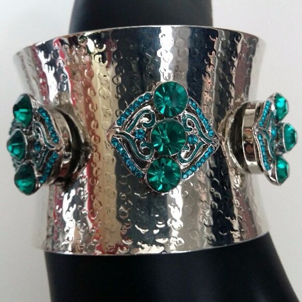 Snap Button Bracelet , Green Glass Cuff Bracelet , Silver Tone Bracelet , Emerald Green Sparkle Bracelet , Women  Cuff Bracelet