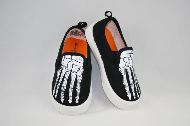 ZAPATOS DE HALLOWEEN PINTADOS a mano, zapatos de pies de esqueleto, tallas para bebés/niños pequeños, niños, jóvenes y mujeres imagen 2