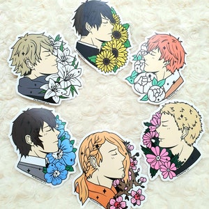 Può includere: Sei adesivi illustrati con personaggi in stile anime con gli occhi chiusi e circondati da fiori. I personaggi sono in varie pose e hanno diversi colori e stili di capelli. I fiori sono di vari colori e stili, tra cui girasoli, gigli, peonie e fiori di ciliegio.