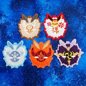 Może przedstawiać: Pięć haftowanych naszywek przedstawiających różne wzory zwierząt. Naszywki są w różnych kolorach, w tym czerwonym, pomarańczowym, niebieskim, fioletowym i białym. Każda naszywka ma unikalny wzór i zawiera skomplikowane detale.