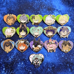 Può includere: Una collezione di spille smaltate raffiguranti personaggi in stile anime in cornici a forma di cuore. Ogni spilla presenta un design di personaggio diverso con vari colori di capelli e abiti. Le spille sono ambientate su uno sfondo blu scuro con un motivo a stelle.