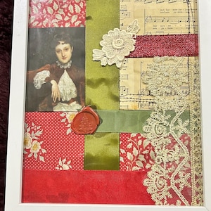 Könnte beinhalten: Eine gerahmte Mixed-Media-Collage mit einem Porträt einer Person, alten Notenblättern, rot-weißem Blumenpapier, einem grünen Band, einem roten Wachssiegel mit Tannenbaummotiv, einer weißen Spitzenblumenapplikation und einer breiten Spitzenborte.