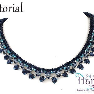 Könnte beinhalten: Eine Perlenkette mit einem abgestuften Design in Blautönen und Silber. Die Kette hat unten einen Fransen aus dunkelblauen Perlen. Die Kette ist mit "2 Left Hands" und dem Slogan "Everyone can, You can bead too..." beschriftet.