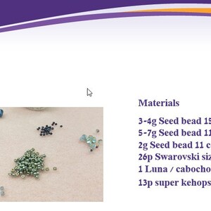 Op de afbeelding: Een verzameling kralen voor het maken van sieraden, waaronder zwarte zaadkraaltjes, groene zaadkraaltjes, blauwe zaadkraaltjes, heldere zaadkraaltjes en een grote zwarte cabochon kraal. De tekst "Materialen" is zichtbaar bovenaan de afbeelding.