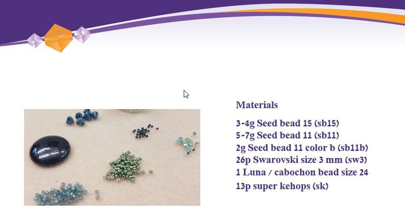 Op de afbeelding: Een verzameling kralen voor het maken van sieraden, waaronder zwarte zaadkraaltjes, groene zaadkraaltjes, blauwe zaadkraaltjes, heldere zaadkraaltjes en een grote zwarte cabochon kraal. De tekst "Materialen" is zichtbaar bovenaan de afbeelding.